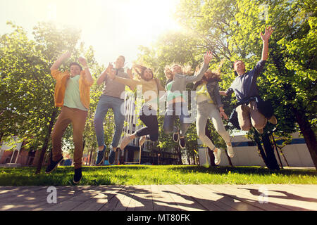 glücklich Jugendlichen Studenten oder Freunde springen im freien Stockfoto