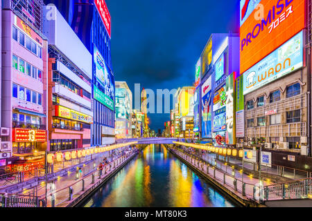 OSAKA, Japan - 16. AUGUST 2015: Die dotonbori Kanal im Namba Viertel. Der Kanal stammt aus dem frühen 17. Jahrhundert und ist ein beliebter Nachtleben destinatio Stockfoto