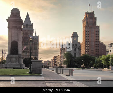 In Syracuse, New York, USA. 28. Mai 2018. Blick auf die historischen Wahrzeichen aus Clinton Square in Downtown Syracuse, New York bei Sonnenaufgang Stockfoto