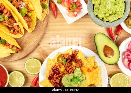 Ein Foto von einem ssortment von vielen verschiedenen mexikanischen Speisen, wie Tacos, Guacamole, Pico de Gallo, Nachos und andere, mit Kopie Raum Stockfoto