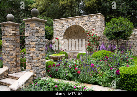 Ein trockener Stein Nische durch Multi umgeben - farbigen Pflanzen in den Ansprüchen Kerle - ein sehr Englischer Garten an der RHS Chelsea Flower Show 2018, London, UK Stockfoto