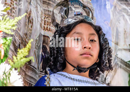 Cuidad Vieja,, Guatemala - Dezember 7, 2017: Mädchen mit Krone auf Parade float Feiern, Unserer Lieben Frau von der Unbefleckten Empfängnis. Stockfoto