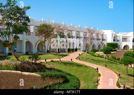 Sharm-el-Sheikh, Ägypten bis zum 15. April 2018. Die innenhöfe der ein zauberhaftes weißes Hotel im Sommer. Das Konzept der Tourismus, Ferien und Luxuriöse Erholung. Unterkünfte in Kyrene Grand Hotel Stockfoto