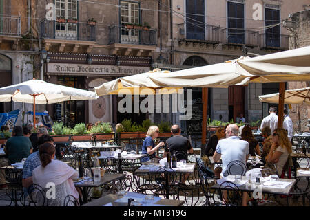Palermo, Sizilien, Italien - 25 Mai, 2018: Die Menschen essen im Freien an einem sonnigen Tag im Antica Focacceria San Francesco, eines der ältesten Restaurants der Stadt. Stockfoto