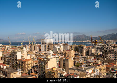 Skyline von Palermo, Sizilien, Italien in Richtung Meer suchen Stockfoto