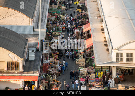 Palermo, Sizilien, Italien - 25. Mai: Menschen, die in der Großmarkt für Obst und Gemüse Handel Markt in Palermo am 25. Mai 2018 Stockfoto