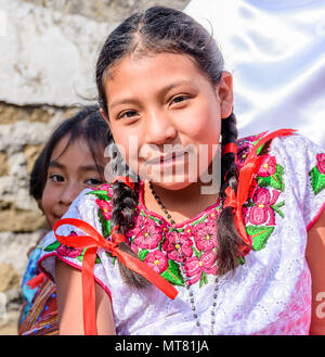 Cuidad Vieja,, Guatemala - Dezember 7, 2017: Traditionell gekleidete Einheimische Mädchen in der Parade die Feier Unserer Lieben Frau von der Unbefleckten Empfängnis. Stockfoto