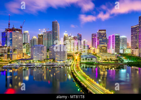 Miami, Florida, USA Downtown Skyline über Biscayne Bay bei Nacht. Stockfoto