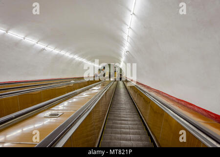 Lange Rolltreppen führen zu einer U-Bahn in Eriwan, Armenien Stockfoto