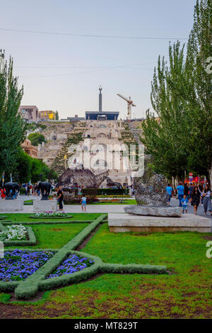 YEREVAN, Armenien - 1. AUGUST: Blick über cascade Treppen und Tamanyan Park, berühmten Ort in Eriwan, Armenien. August 2017 Stockfoto