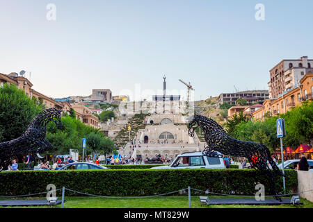 YEREVAN, Armenien - 1. AUGUST: Blick über cascade Treppen und Tamanyan Park, berühmten Ort in Eriwan, Armenien. August 2017 Stockfoto