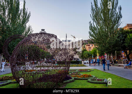 YEREVAN, Armenien - 1. AUGUST: Blick über cascade Treppen und Tamanyan Park, berühmten Ort in Eriwan, Armenien. August 2017 Stockfoto