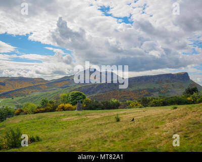 Wunderschöne Aussicht auf Arthur's Seat in Edinburgh, Schottland, Großbritannien von Calton Hill auf einem hellen, sonnigen Tag. Stockfoto