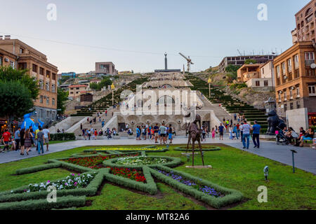 YEREVAN, Armenien - 1. AUGUST: Blick über cascade Treppen und Tamanyan Park, berühmten Ort in Eriwan, Armenien. August 2017 Stockfoto