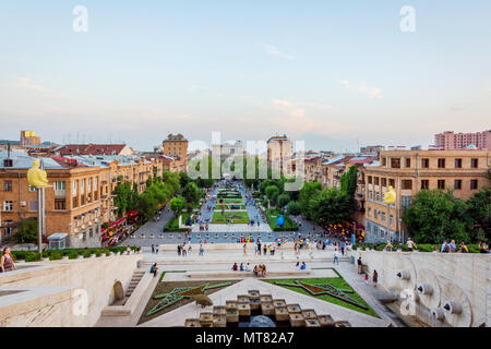 YEREVAN, Armenien - 1. AUGUST: Blick über cascade Treppen und Tamanyan Park, berühmten Ort in Eriwan, Armenien. August 2017 Stockfoto