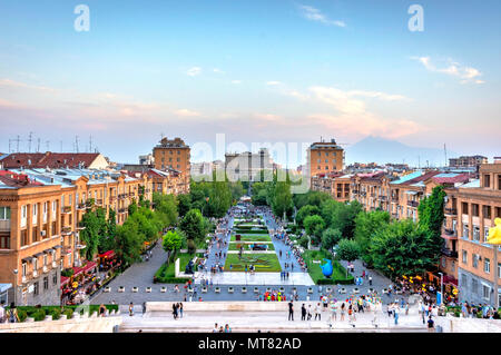 YEREVAN, Armenien - 1. AUGUST: Blick über cascade Treppen und Tamanyan Park, berühmten Ort in Eriwan, Armenien. August 2017 Stockfoto