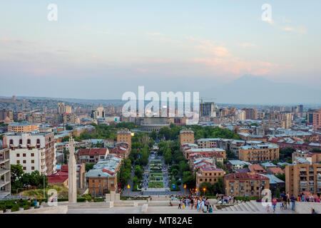 YEREVAN, Armenien - 1. AUGUST: Blick über cascade Treppen und Tamanyan Park, berühmten Ort in Eriwan, Armenien. August 2017 Stockfoto