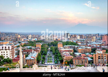 YEREVAN, Armenien - 1. AUGUST: Blick über cascade Treppen und Tamanyan Park, berühmten Ort in Eriwan, Armenien. August 2017 Stockfoto