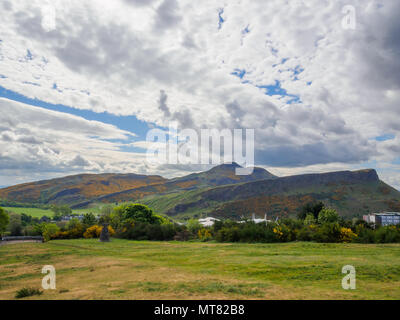 Wunderschöne Aussicht auf Arthur's Seat in Edinburgh, Schottland, Großbritannien von Calton Hill auf einem hellen, sonnigen Tag. Stockfoto