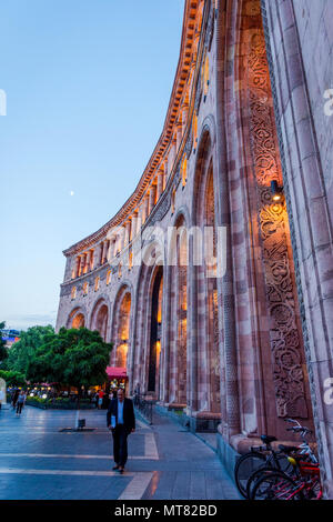 YEREVAN, Armenien - AUGUST 2: Leute, die palisade am Platz der Republik in Eriwan, Armenien. August 2017 Stockfoto