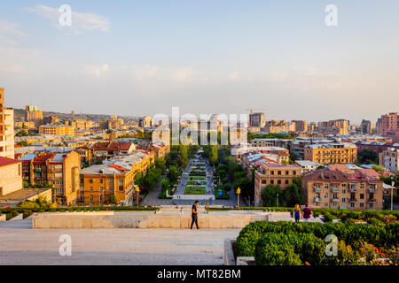 YEREVAN, Armenien - 4. AUGUST: Blick über cascade Treppen und Tamanyan Skyline Park, mit Eriwan, Armenien. August 2017 Stockfoto