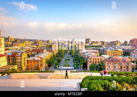 YEREVAN, Armenien - 4. AUGUST: Blick über cascade Treppen und Tamanyan Skyline Park, mit Eriwan, Armenien. August 2017 Stockfoto