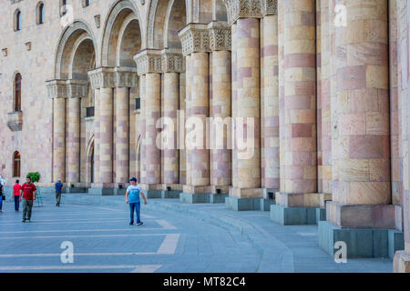 YEREVAN, Armenien - AUGUST 2: Leute, die palisade am Platz der Republik in Eriwan, Armenien. August 2017 Stockfoto