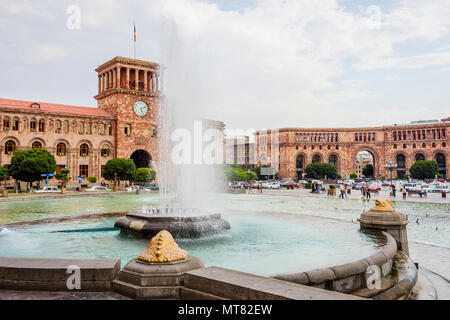 YEREVAN, Armenien - AUGUST 2: Platz der Republik mit dem Brunnen und Uhrturm in Armenien Hauptstadt. August 2017 Stockfoto