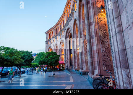 YEREVAN, Armenien - AUGUST 2: Leute, die palisade am Platz der Republik in Eriwan, Armenien. August 2017 Stockfoto