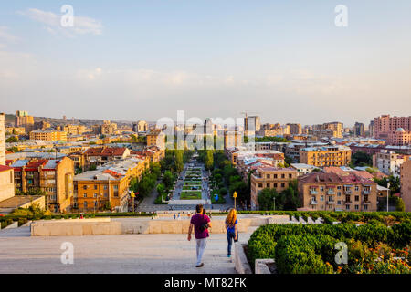 YEREVAN, Armenien - 4. AUGUST: Blick über cascade Treppen und Tamanyan Skyline Park, mit Eriwan, Armenien. August 2017 Stockfoto