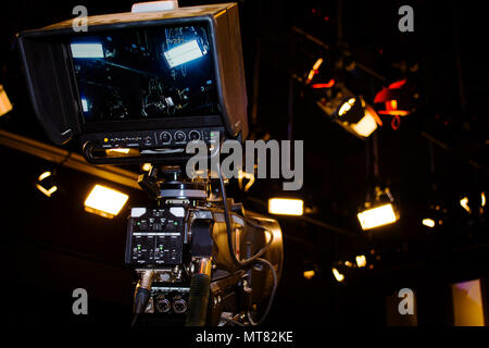 Video Kamera - Aufnahme Show im TV-Studio - Fokus auf Kamera Stockfoto