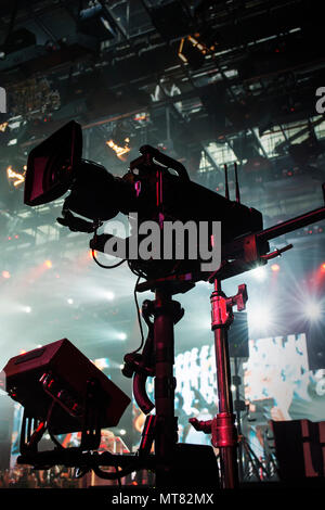 Steadicam in der Konzert- und Hintergrund leuchtet Stockfoto