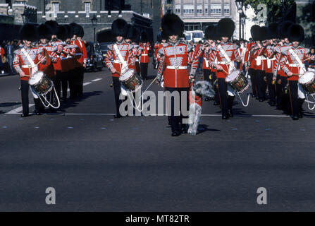 1988 HISTORISCHEN IRISCHEN FUSSSCHUTZ marschierenden militärischen BRASS BAND MIT HUND MASKOTTCHEN ÄNDERN DER GUARD DER MALL LONDON ENGLAND GROSSBRITANNIEN Stockfoto