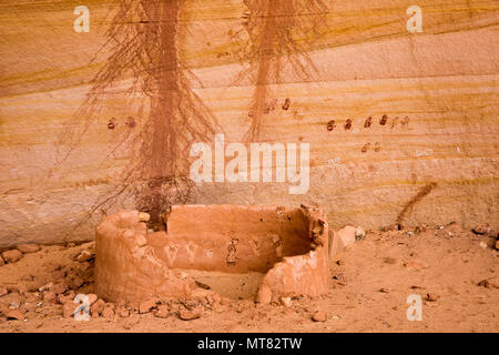 Alten Ancestral Puebloan Historic Site Struktur mit Paaren von handprint Piktogramme auf der Rückseite der Wand von einer Klippe Wohnung im Südosten von Utah, Einheit Stockfoto