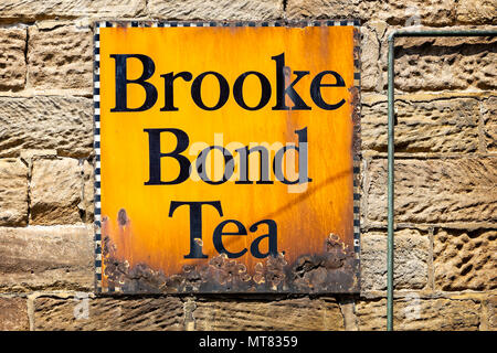 Alte Brooke Bond Tea Metall anmelden Robin Hood's Bay, Yorkshire, Großbritannien am 21. Mai 2018 getroffen Stockfoto