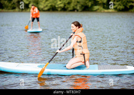 Paar Rudern auf dem Stand up paddleboard Stockfoto