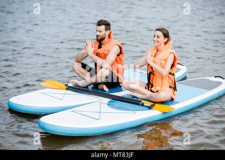 Paar entspannen auf dem Stand up paddleboard Stockfoto