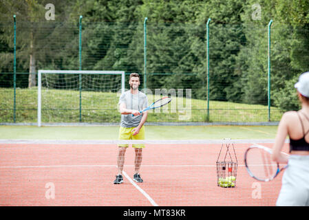 Paar Tennis spielen Stockfoto