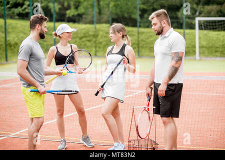 Freunde auf dem Tennisplatz Stockfoto