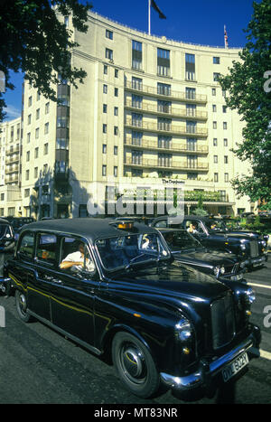 Historische 1988 die schwarzen Taxis DORCHESTER HOTEL PARK LANE MAYFAIR LONDON ENGLAND GROSSBRITANNIEN Stockfoto