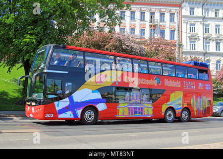 Rote Doppeldecker Hop on Hop off Sightseeing Bus fährt Helsinki Straße im Sommer Sehenswürdigkeiten zu besuchen. Helsinki, Finnland - 24. Mai 2018 Stockfoto