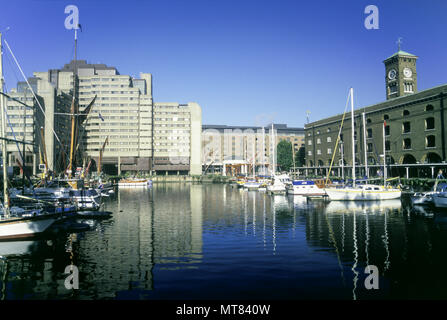 1988 historische St. Katherine's Dock, London England Großbritannien Stockfoto