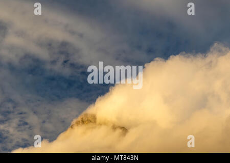 Dramatische Wolken mit dem Tafelberg nur durchzugehen, Kapstadt, Südafrika Stockfoto