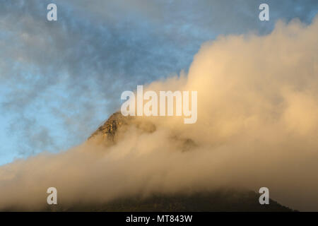 Dramatische Wolken mit dem Tafelberg nur durchzugehen, Kapstadt, Südafrika Stockfoto