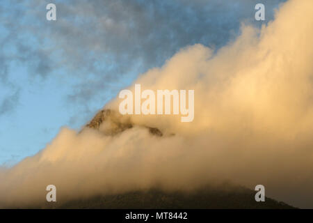 Dramatische Wolken mit dem Tafelberg nur durchzugehen, Kapstadt, Südafrika Stockfoto