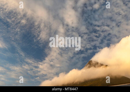 Dramatische Wolken mit dem Tafelberg nur durchzugehen, Kapstadt, Südafrika Stockfoto