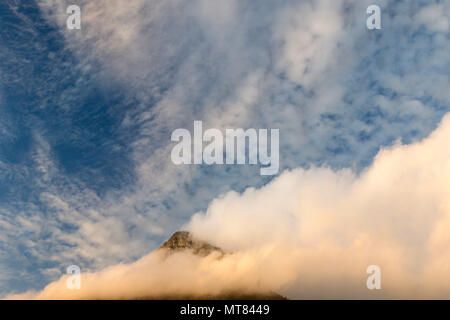 Dramatische Wolken mit dem Tafelberg nur durchzugehen, Kapstadt, Südafrika Stockfoto