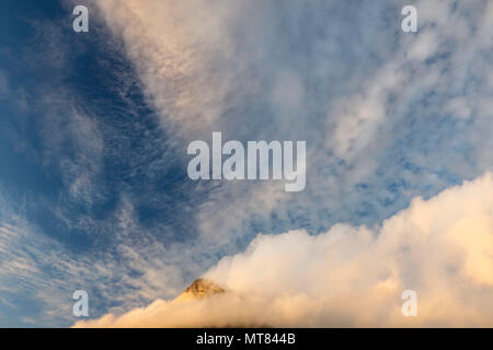 Dramatische Wolken mit dem Tafelberg nur durchzugehen, Kapstadt, Südafrika Stockfoto