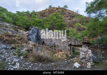 Die Ruinen der Tempel in Chimera in der Nähe von Cirali (Türkei), von einem subtropischen Wald umgeben Stockfoto