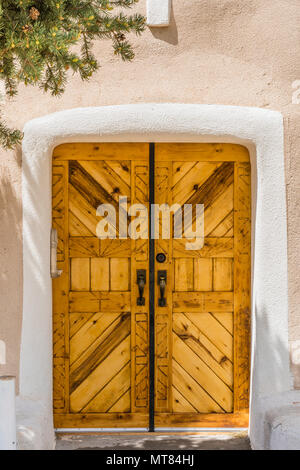 Holztüren von San Francisco De Asis Katholische Kirche in Golden, Colorado Stockfoto